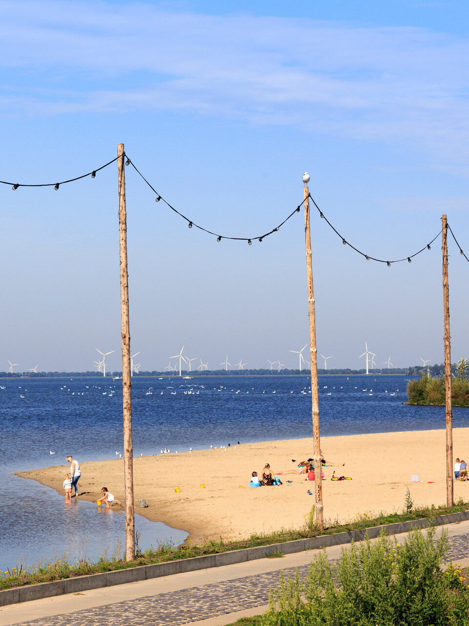 Langs de boulevard van Harderwijk op een zomerse dag