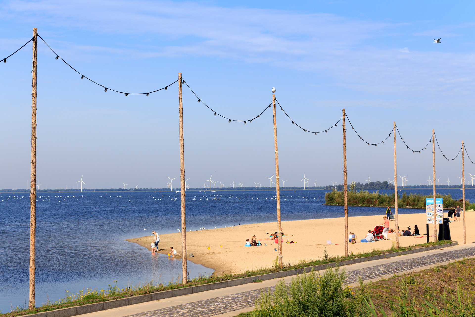 Langs de boulevard van Harderwijk op een zomerse dag