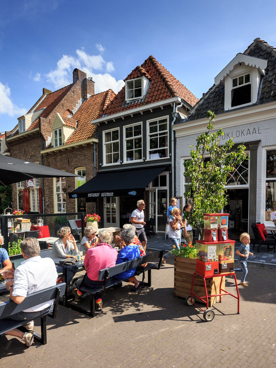 Mensen op het terras op een zomerse dag in Harderwijk