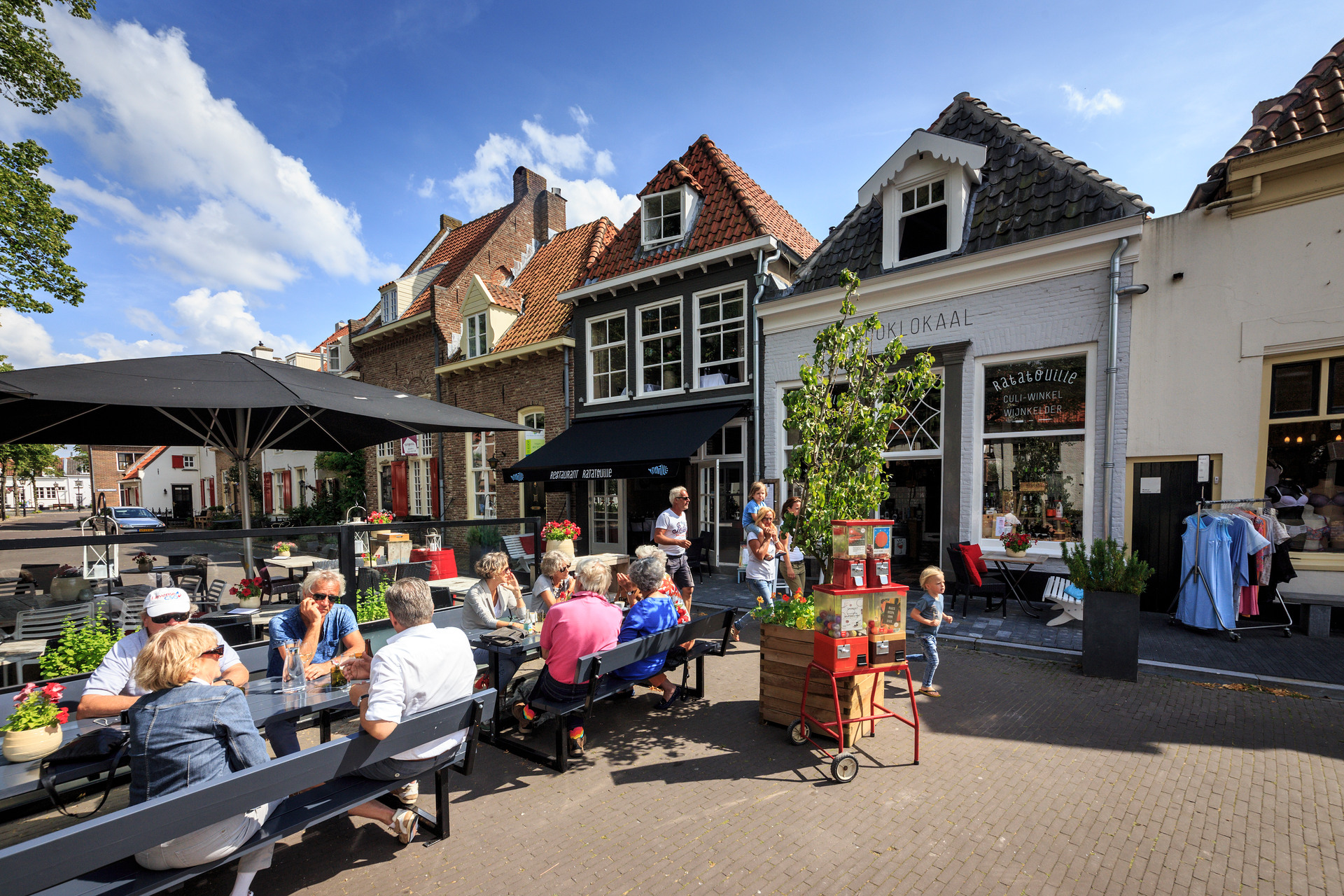 Mensen op het terras op een zomerse dag in Harderwijk