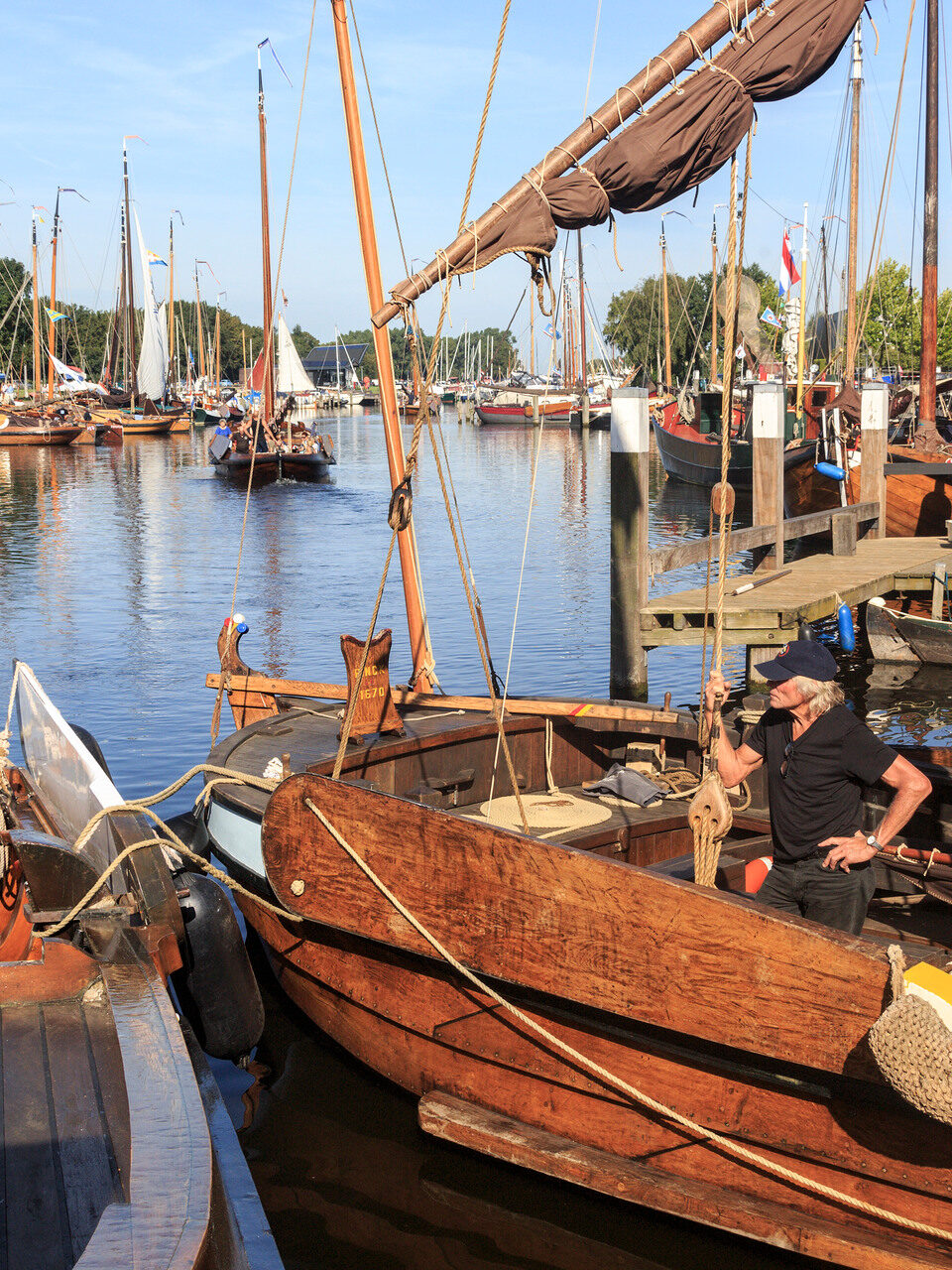 Blick auf mehrere Boote im Elburger Hafen