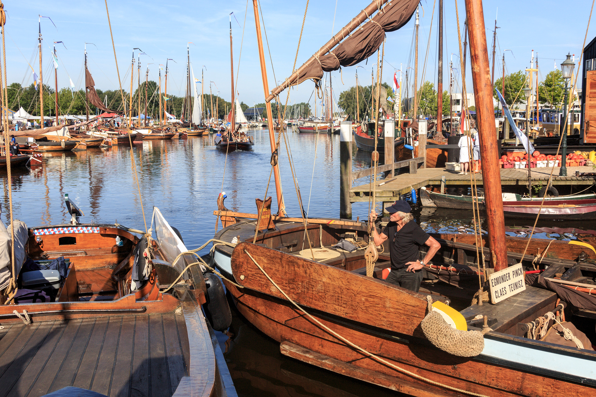 Uitzicht op verschillende boten in de haven van Elburg