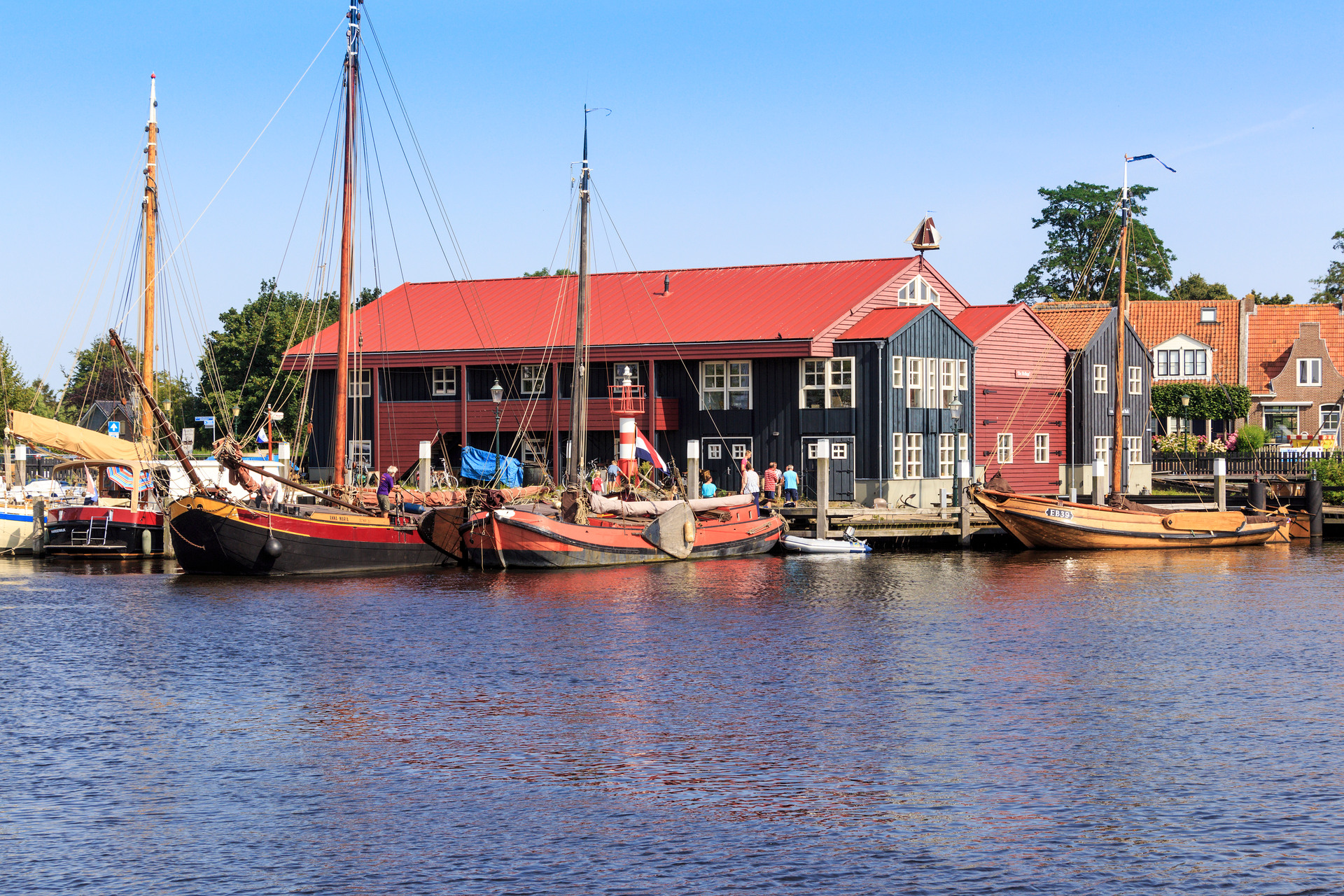 Zomerse dag op een zeilboot bij de haven van Elburg