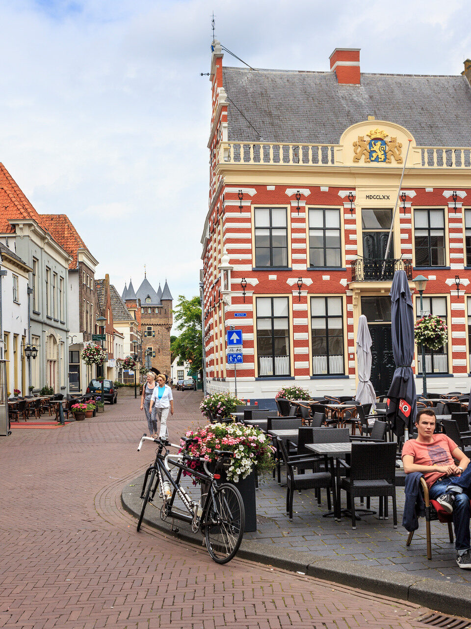 Een terras in Hanzestad Hattem op de markt met historische huizen