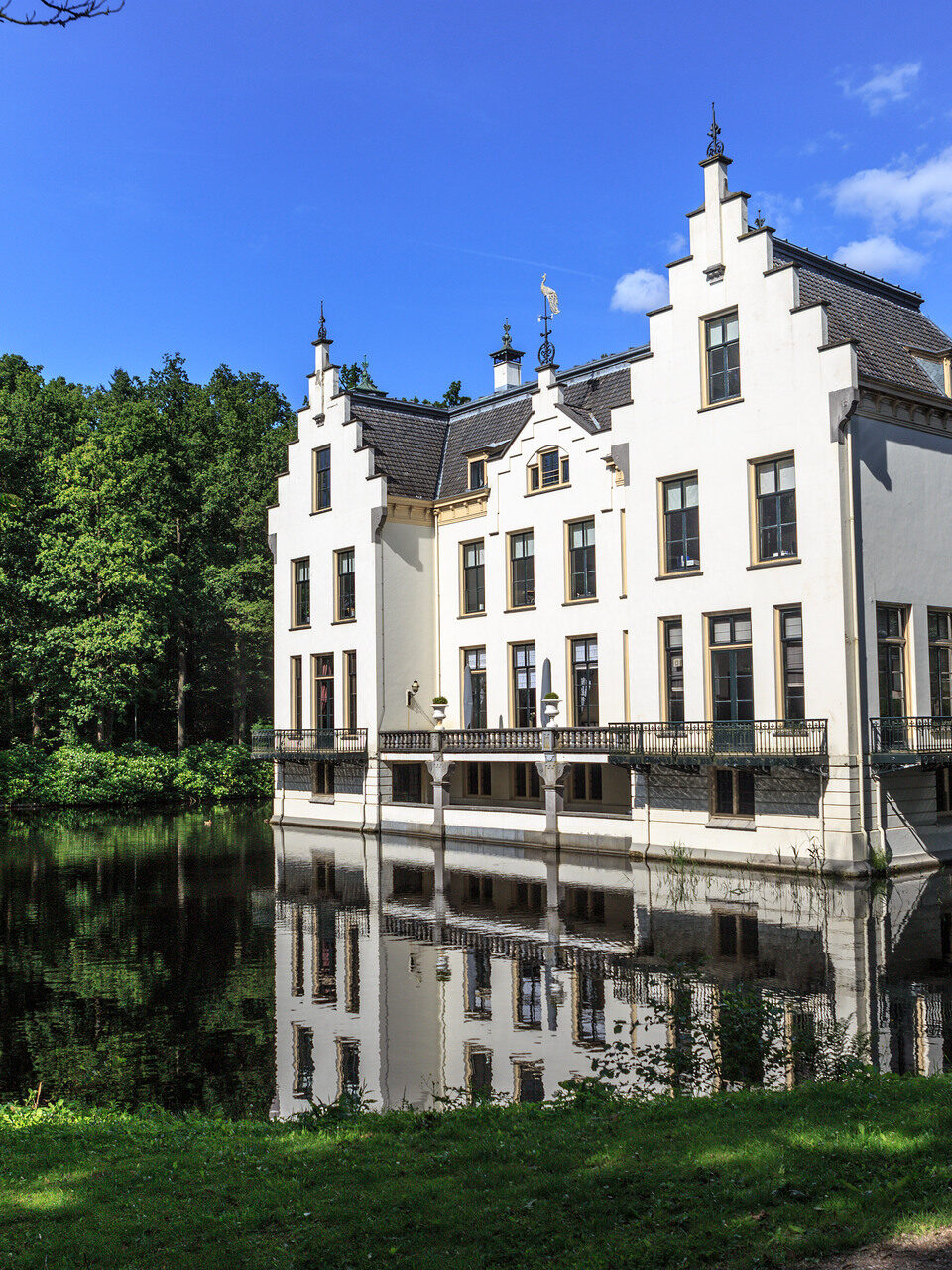 Vooraanzicht van Landgoed Staverden in Ermelo met water ervoor.