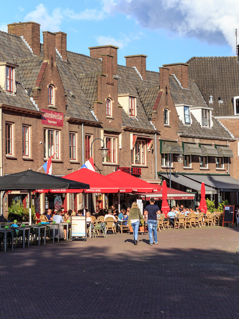 Een groep mensen aan het terrassen op de markt in Wageningen