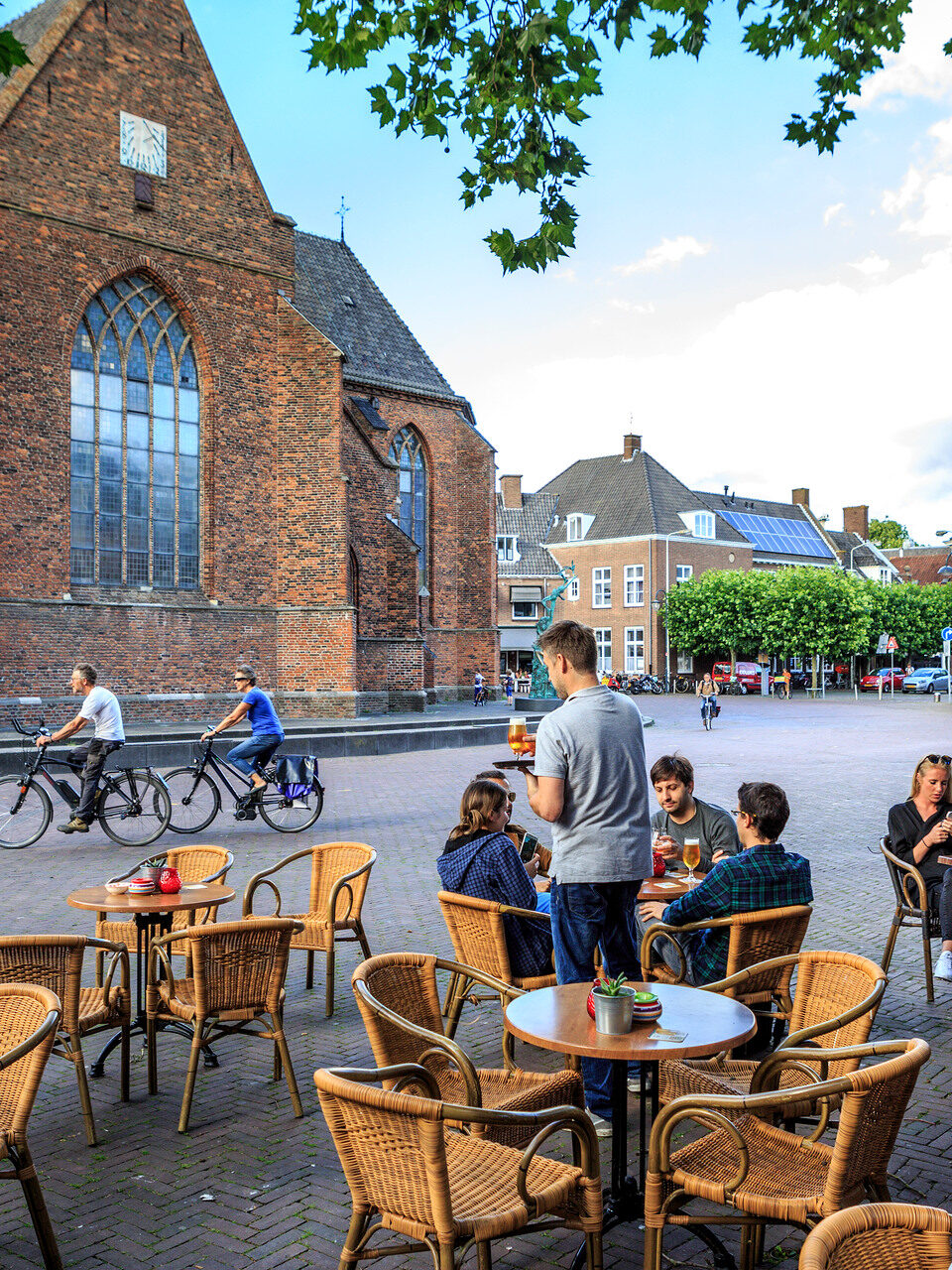 Mensen op een terras op de markt in Wageningen.