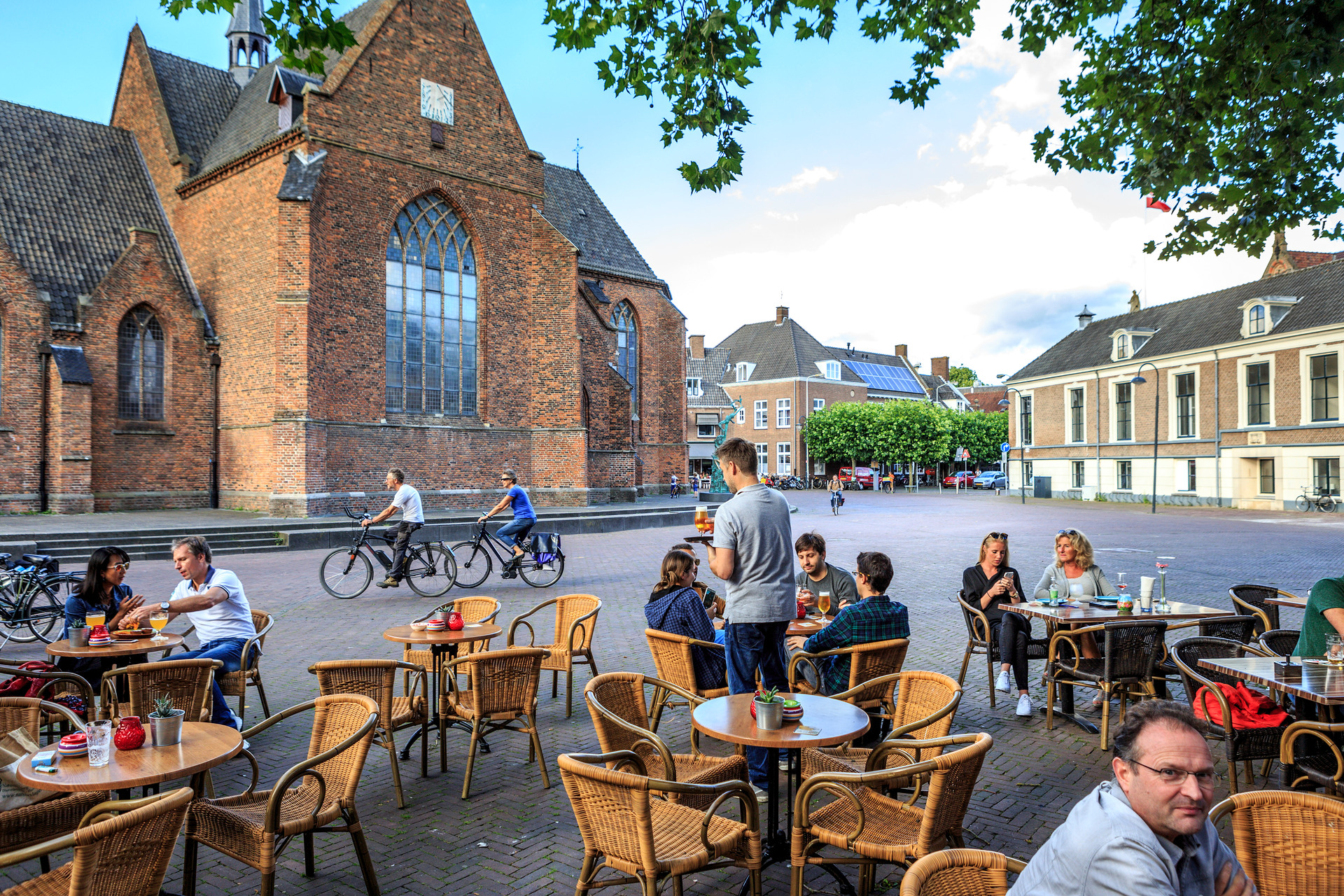 Mensen op een terras op de markt in Wageningen.