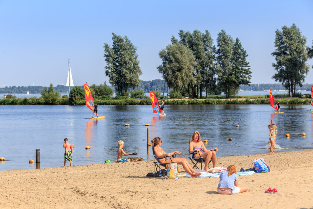 Mensen in en rondom het Veluwemeer