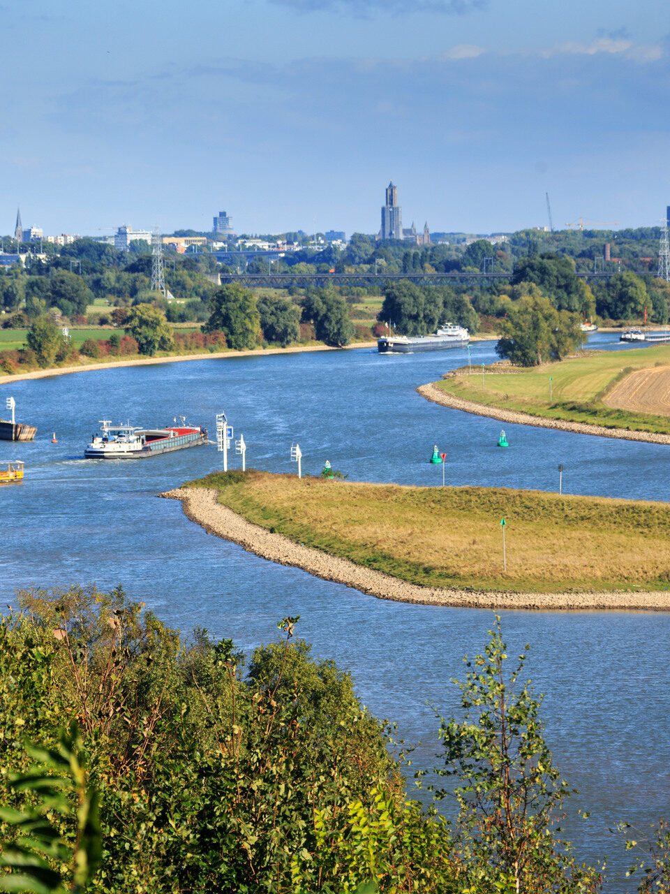 Uitzicht op de Nederrijn bij Arnhem, waar schepen varen