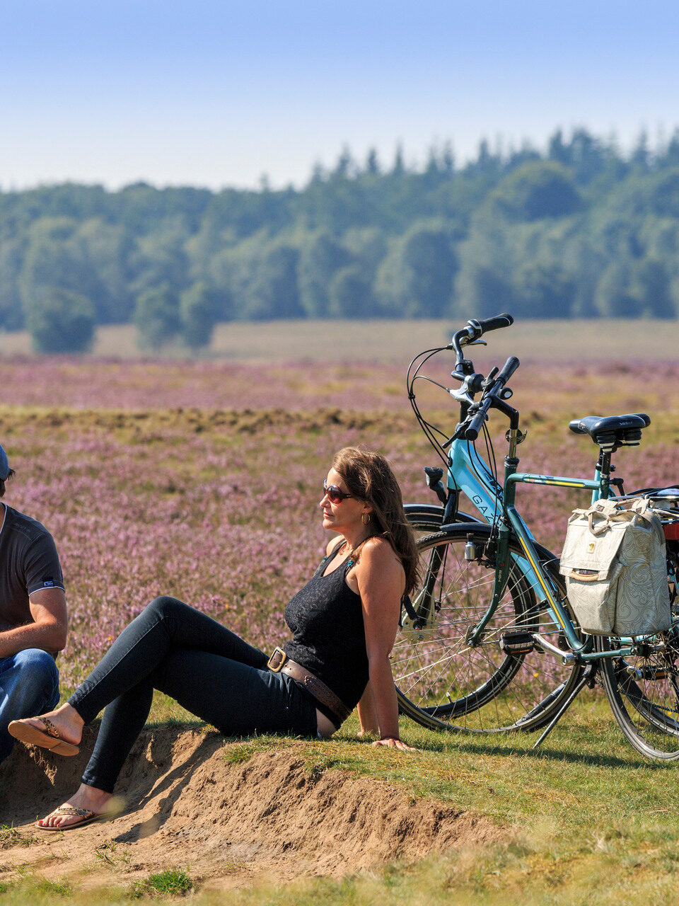 Fietsers rusten uit op de Ginkelse Heide