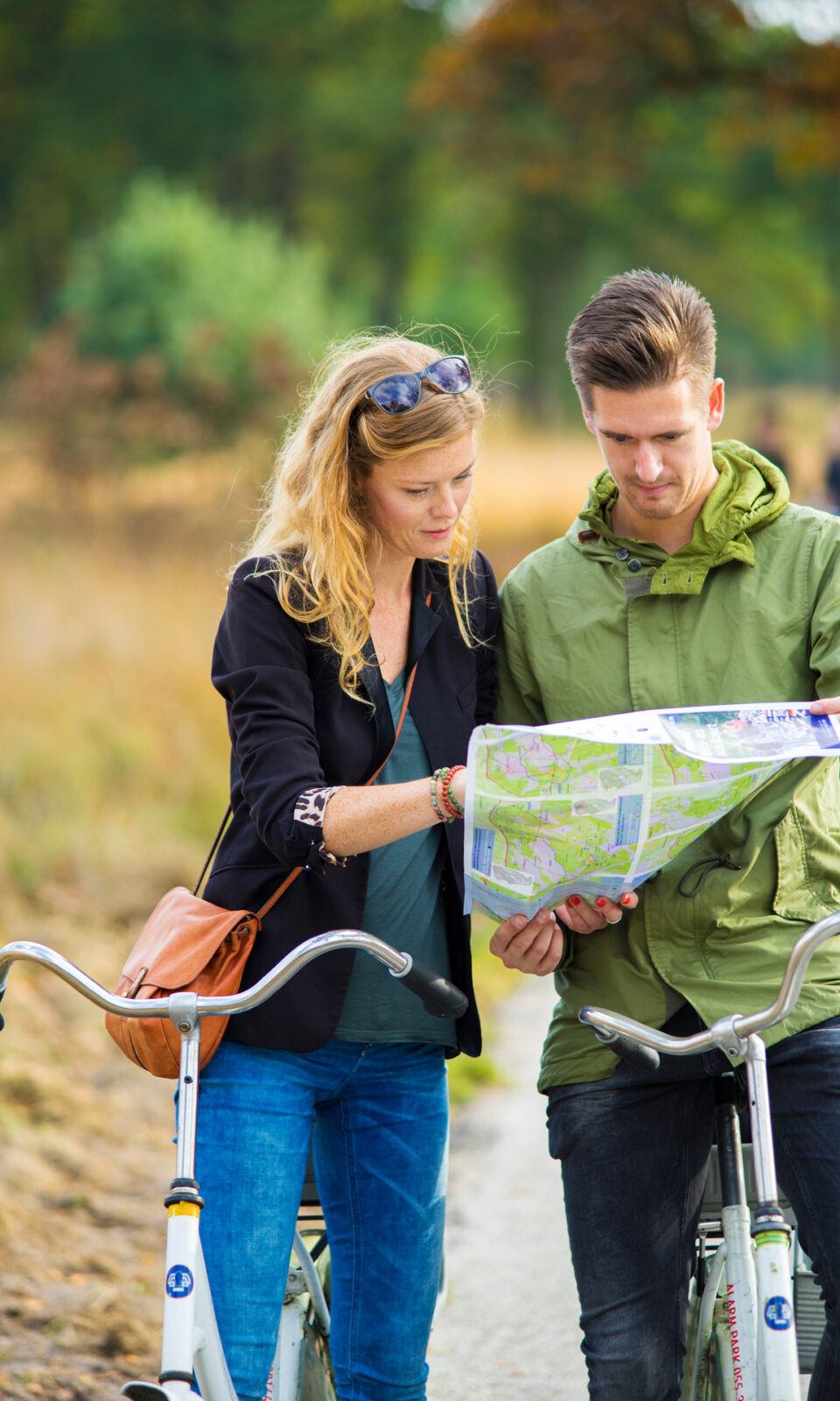 Man en vrouw met fiets kijken op een plattegrond