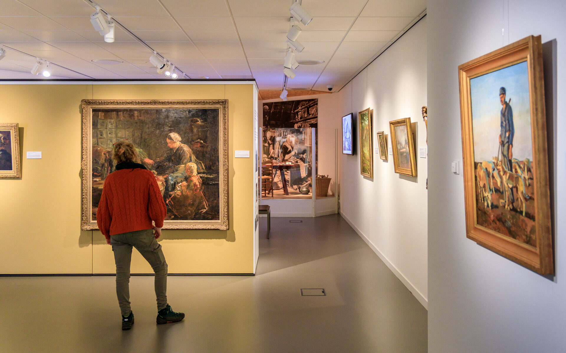 Persoon kijkt naar kunst in het Noord-Veluws Kunstmuseum.