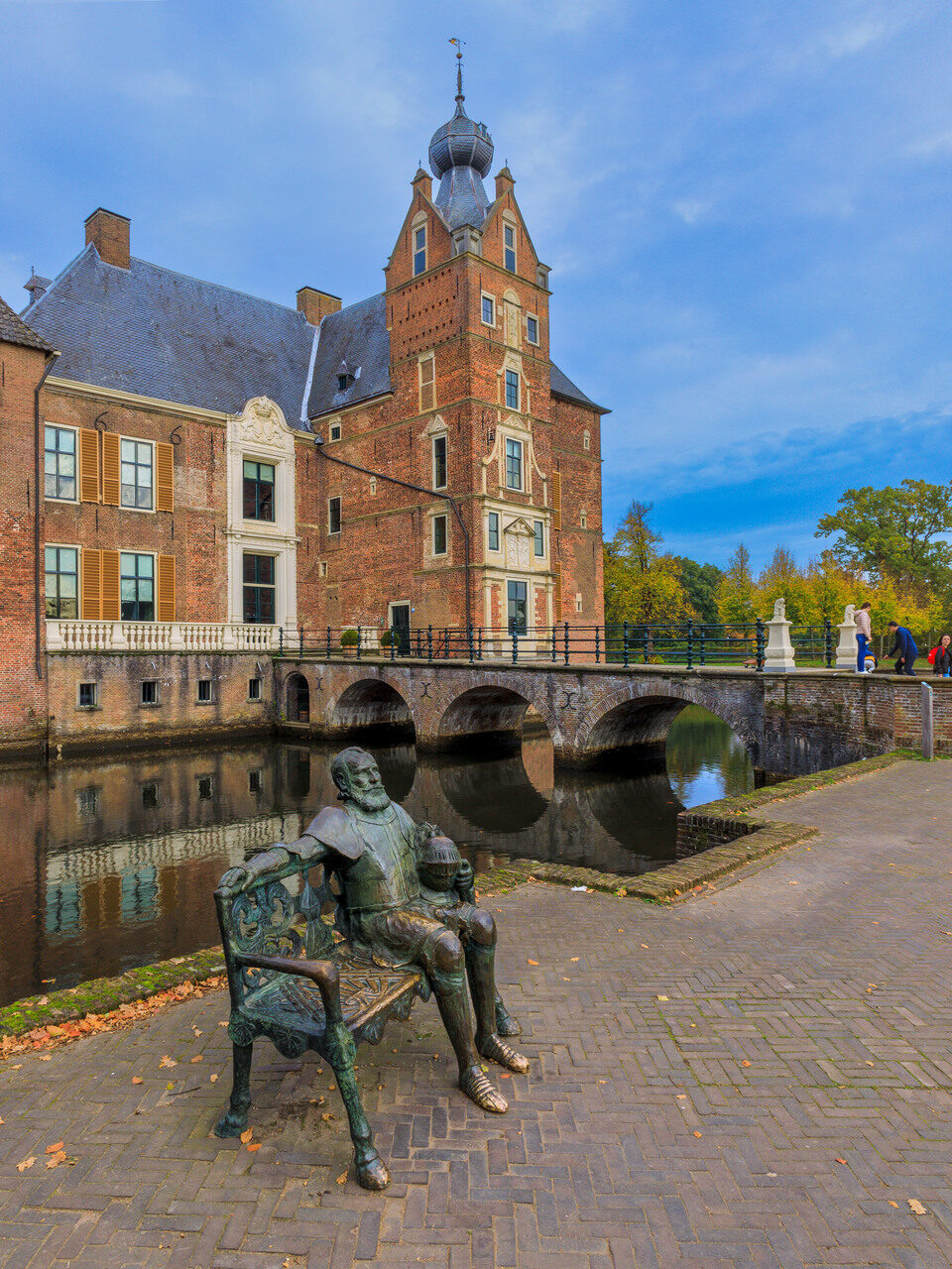 Een standbeeld voor kasteel Cannenburch