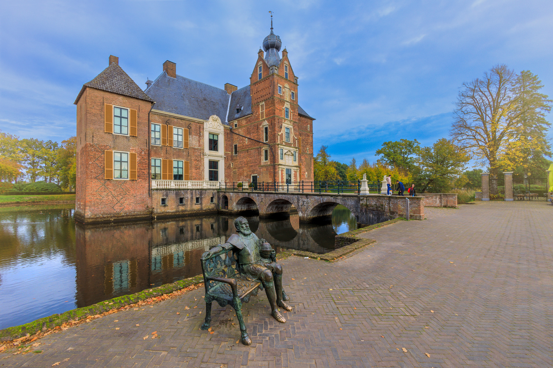 Blick auf Schloss Cannenburch mit Wassergraben und herbstlich gefärbten Bäumen