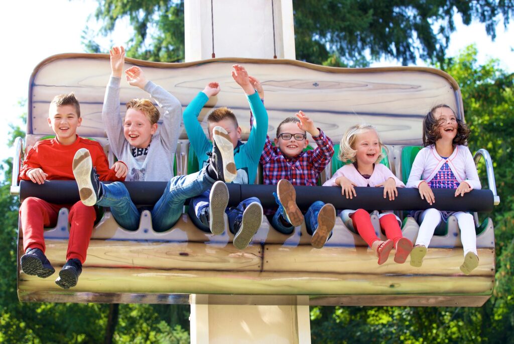 Kinderen zitten in attractie Muizenval in Kinderpretpark Julianatoren