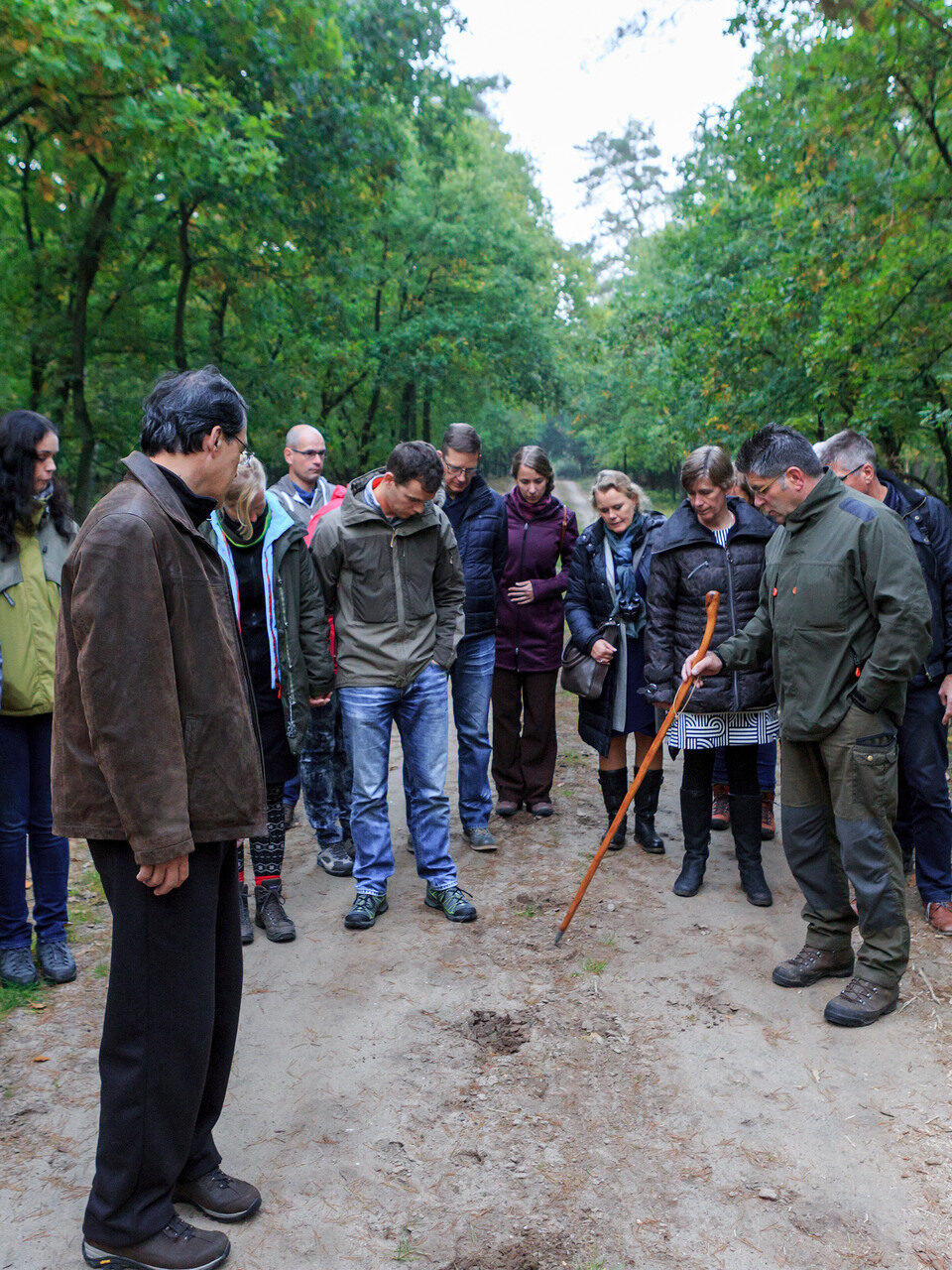 Een groep mensen op wildspeurtocht met natuurgids Jan Niebeek in Epe