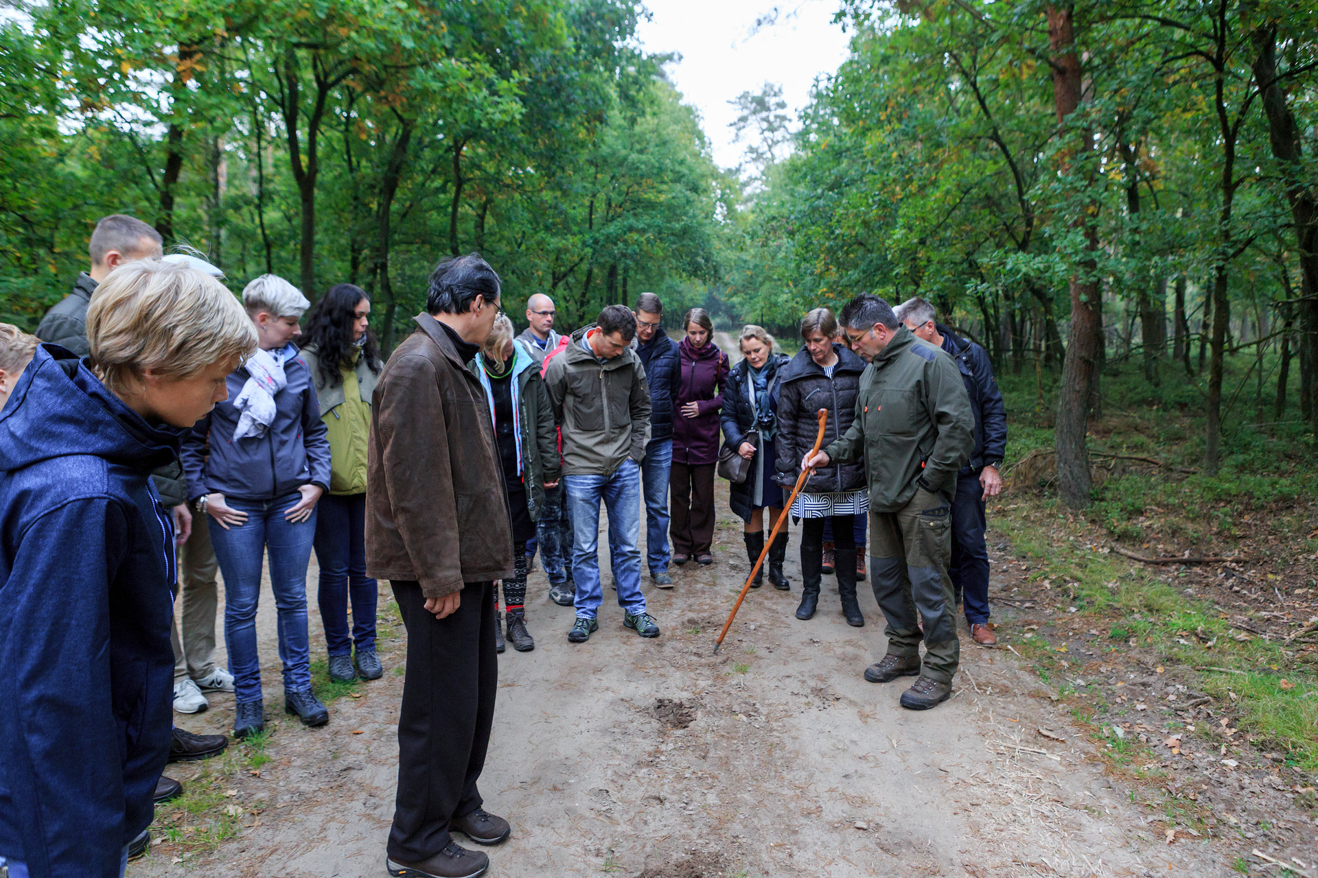 Een groep mensen op wildspeurtocht met natuurgids Jan Niebeek in Epe