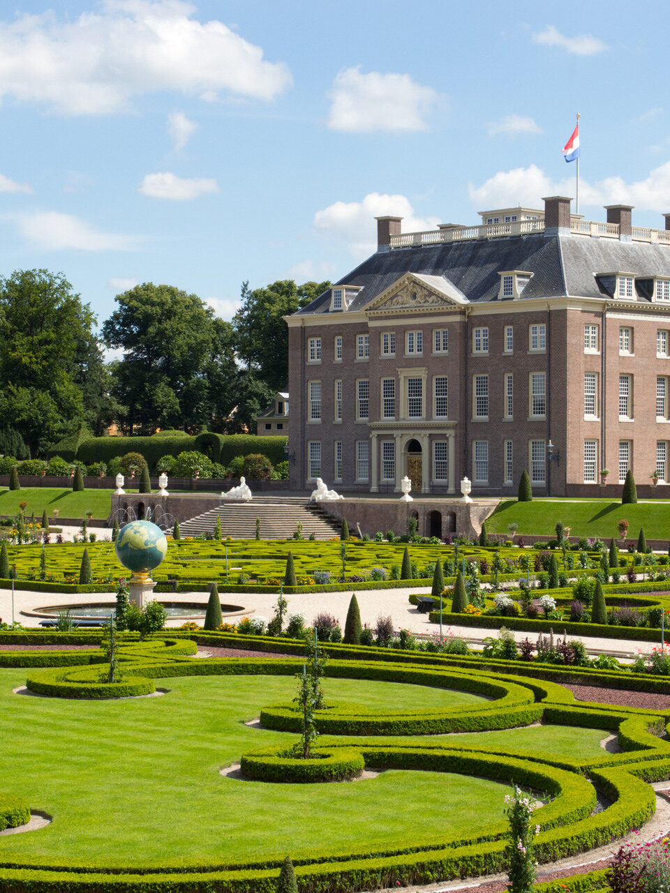 Achterkant van Paleis Het Loo in Apeldoorn met een deel van de paleistuinen