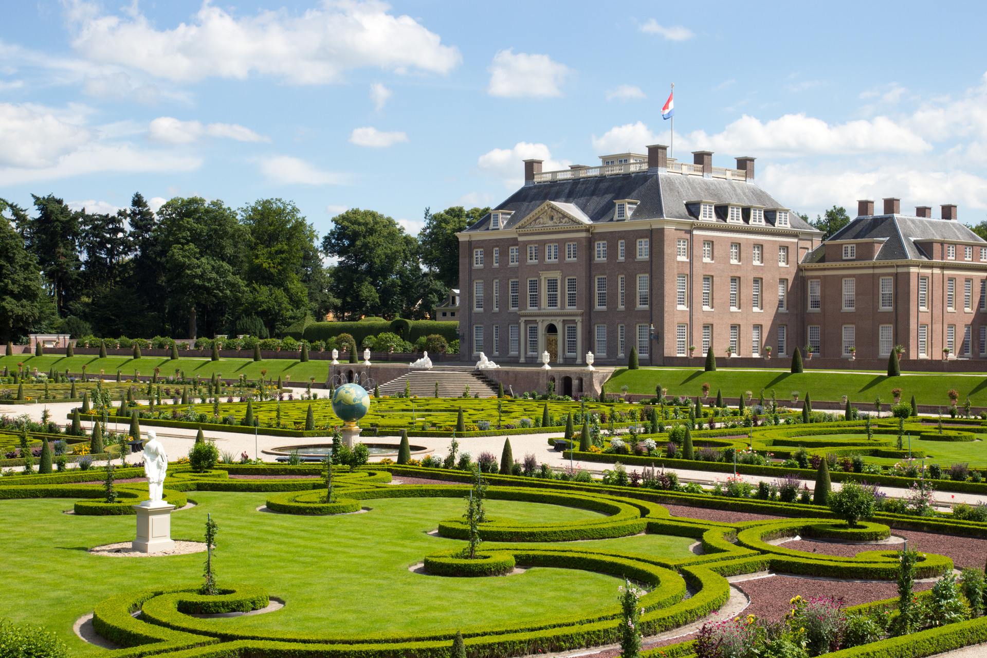 Achterkant van Paleis Het Loo in Apeldoorn met een deel van de paleistuinen