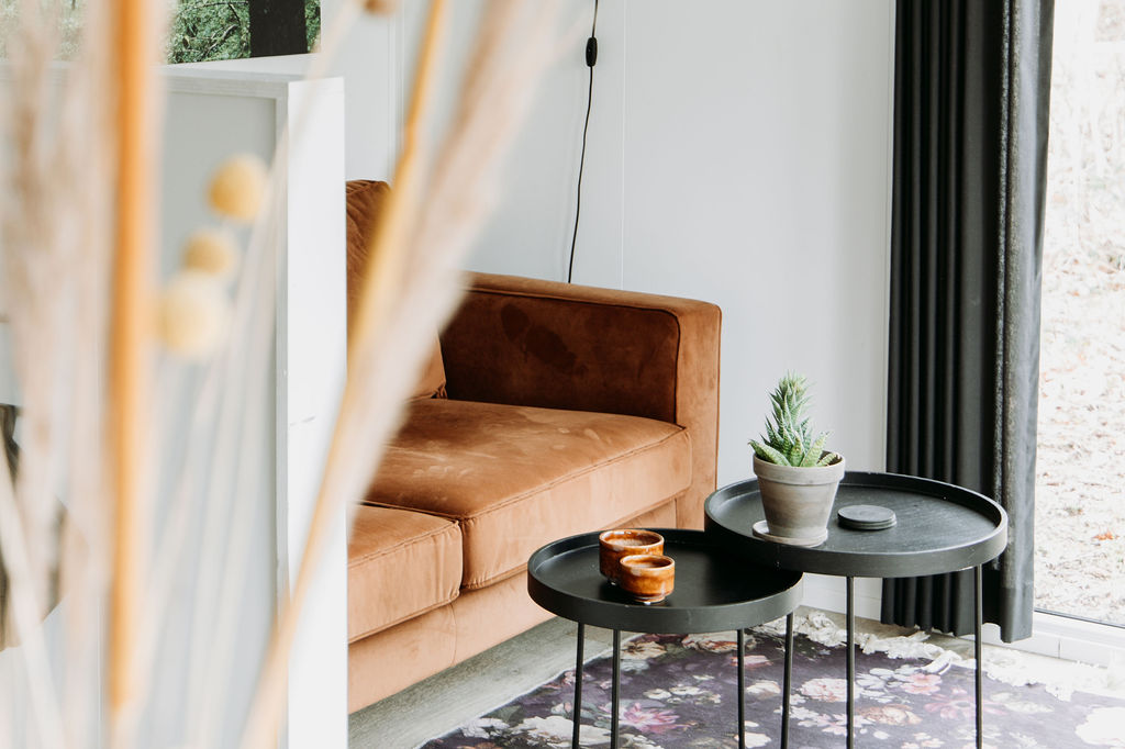 Woonkamer van de Vossenberg met oranje bank