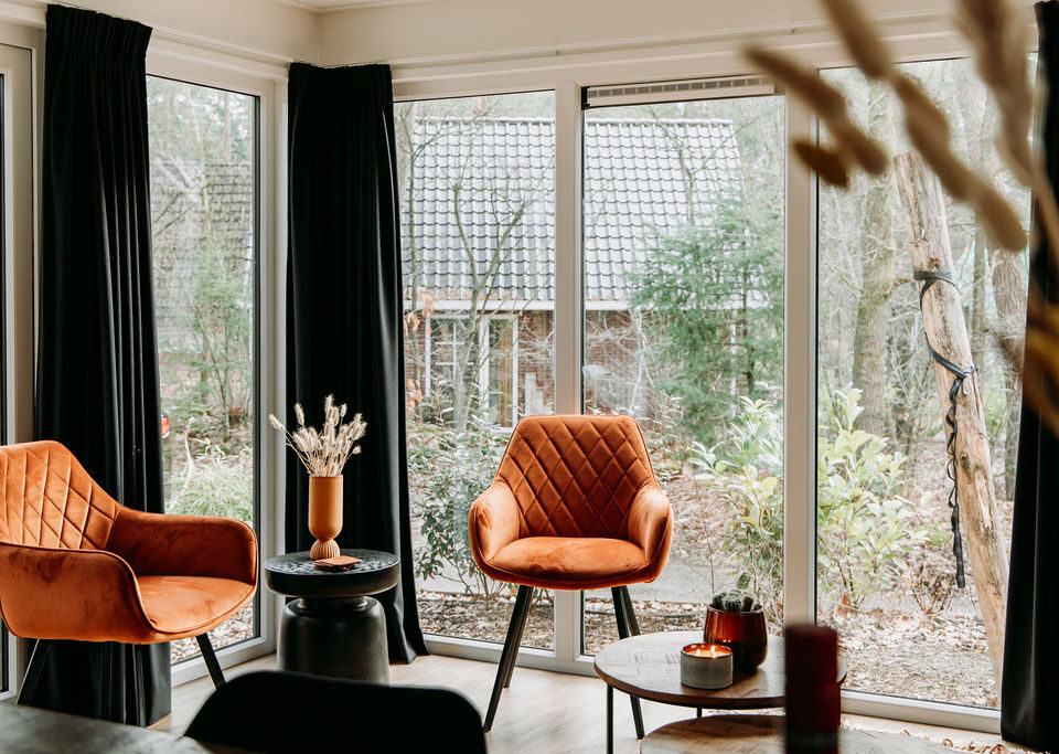 Living room of the Fox Mountain with orange chairs