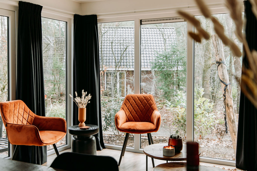 Woonkamer van de Vossenberg met oranje stoelen