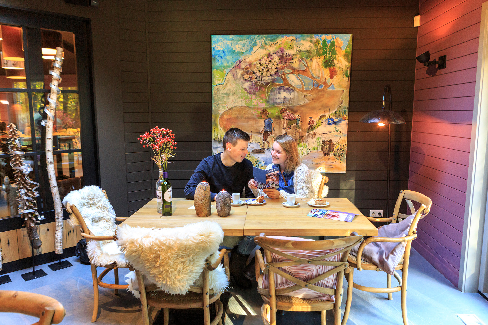 Een stel samen aan het eten in een restaurant aan een tafel