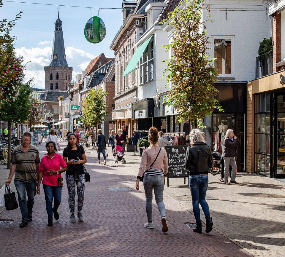 Mensen lopen door een winkelstraat in Barneveld