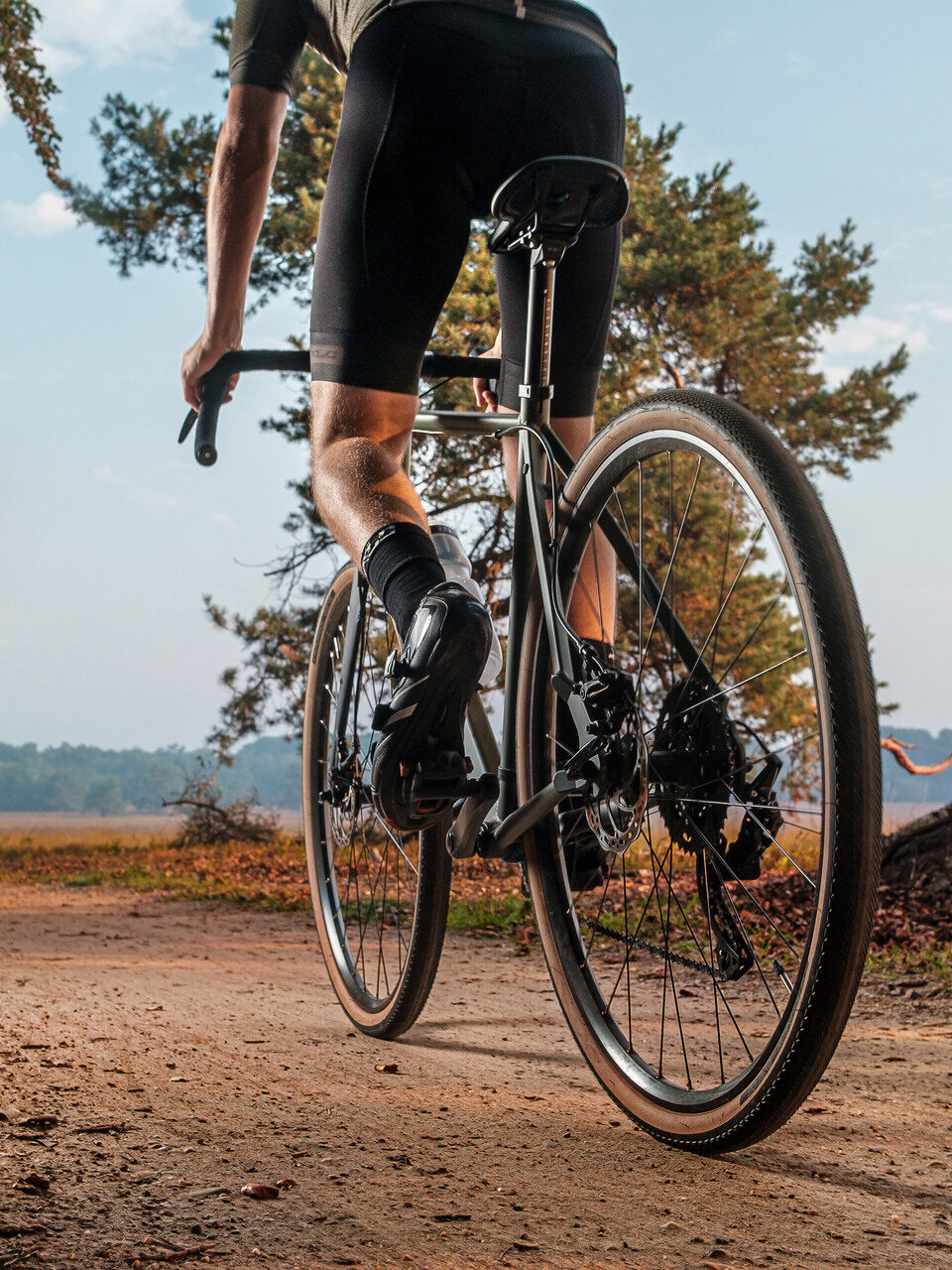 Mountainbiker in het bos