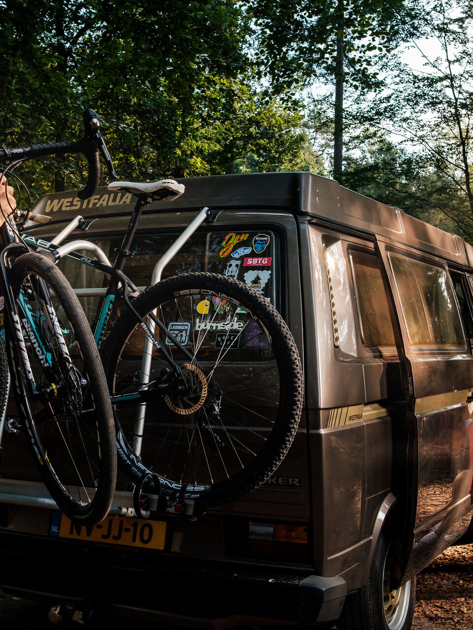 Busje met mountainbike op een parkeerplaats.