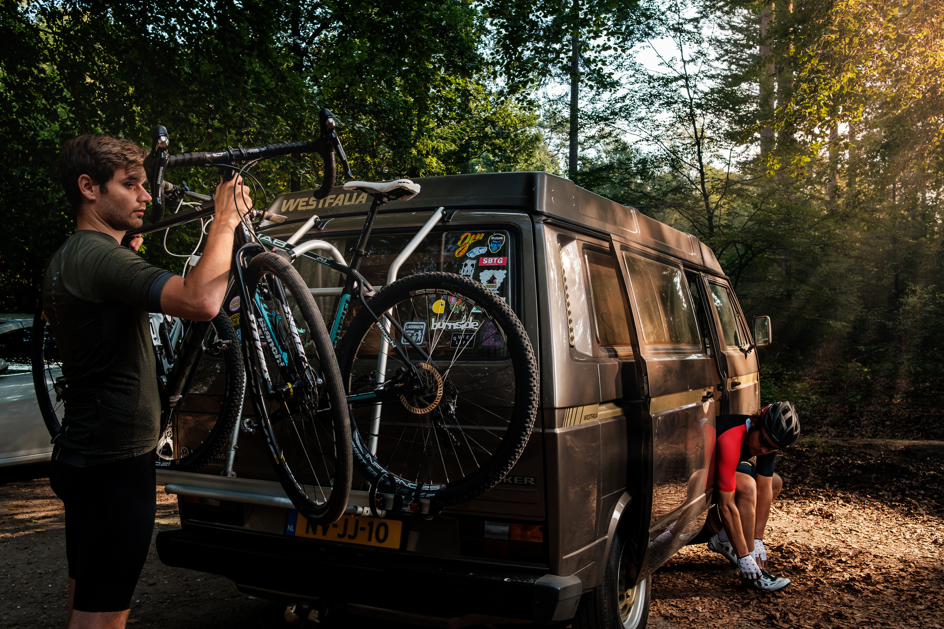 Busje met mountainbike op een parkeerplaats.