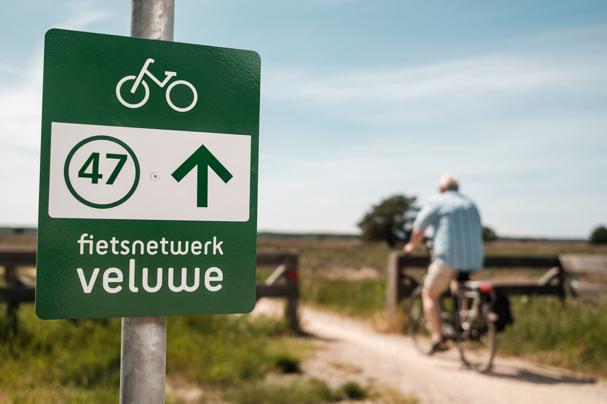fietsknooppuntbordje met een man die langsfietst