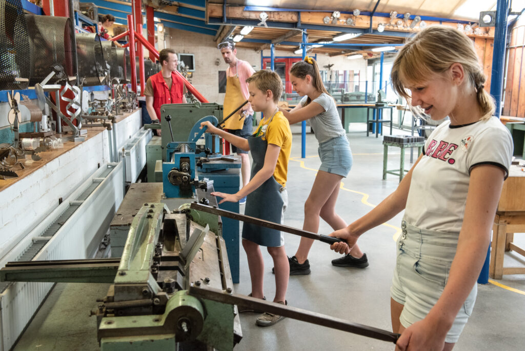 Spelende kinderen bij de Spelerij - Uitvinderij Dieren