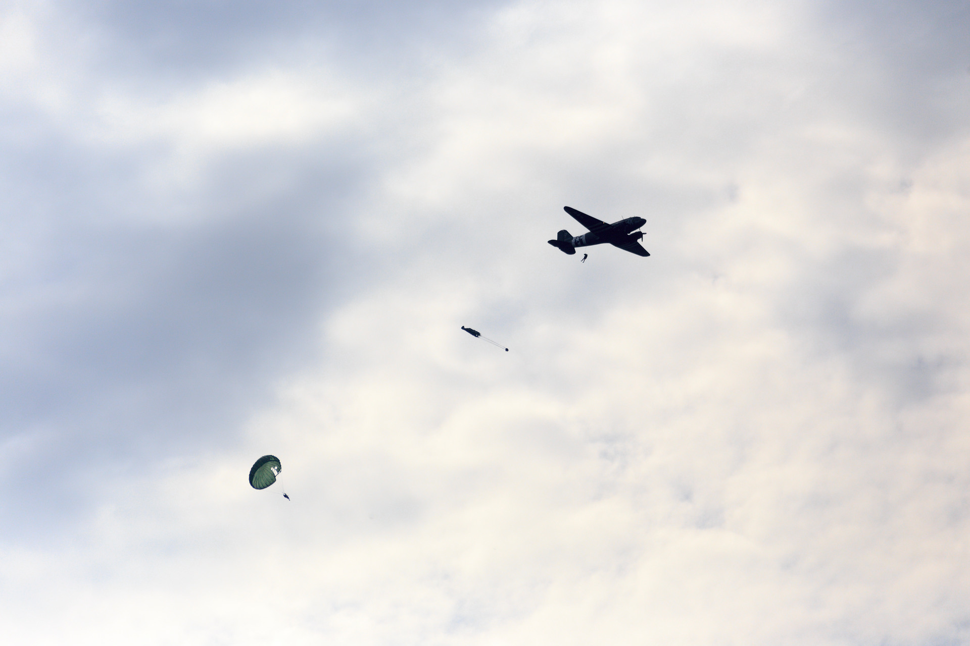 Parachutist uit vliegtuig op Ginkelse heide