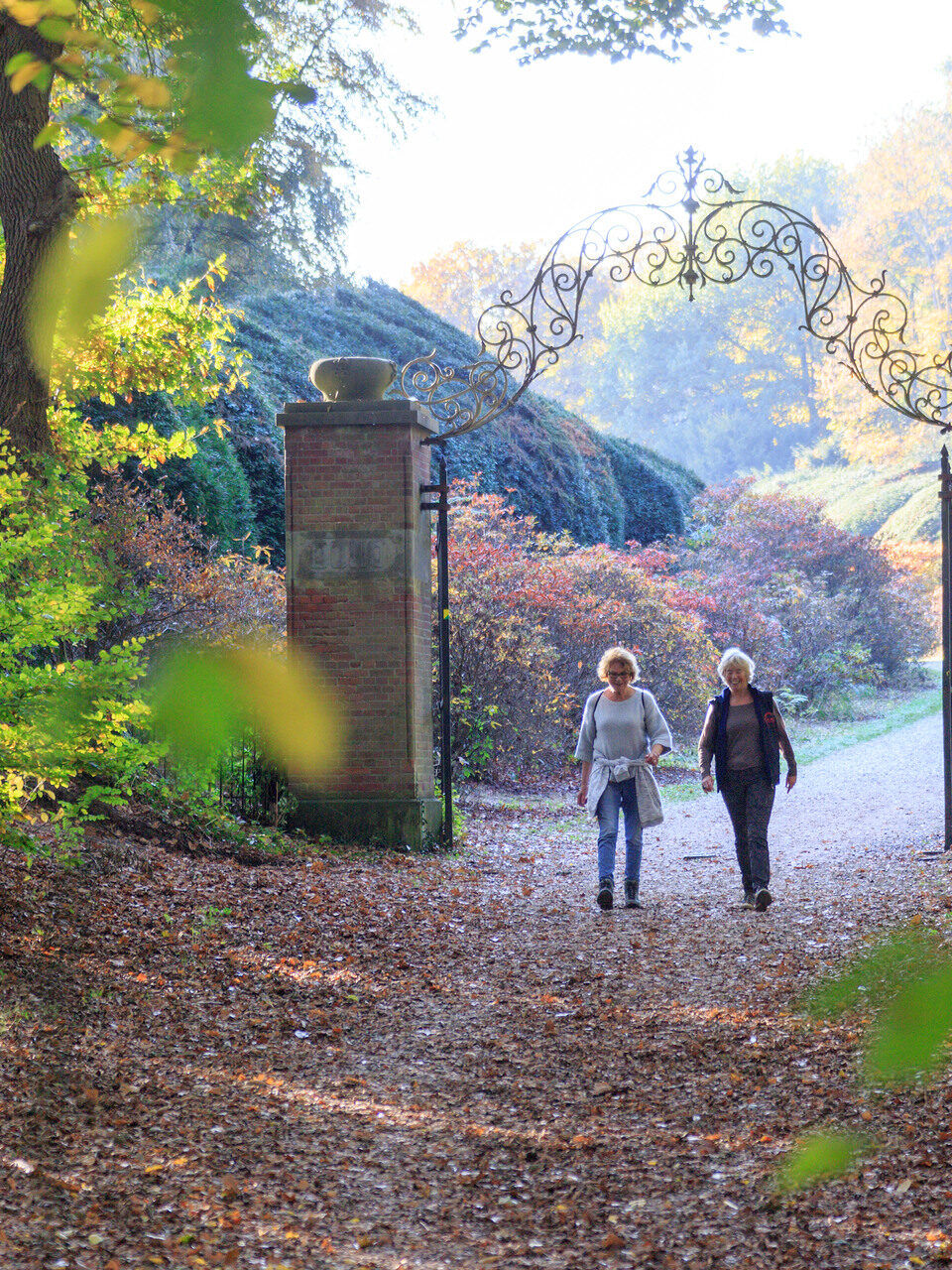 Twee vrouwen wandelend bij Landgoed Duno