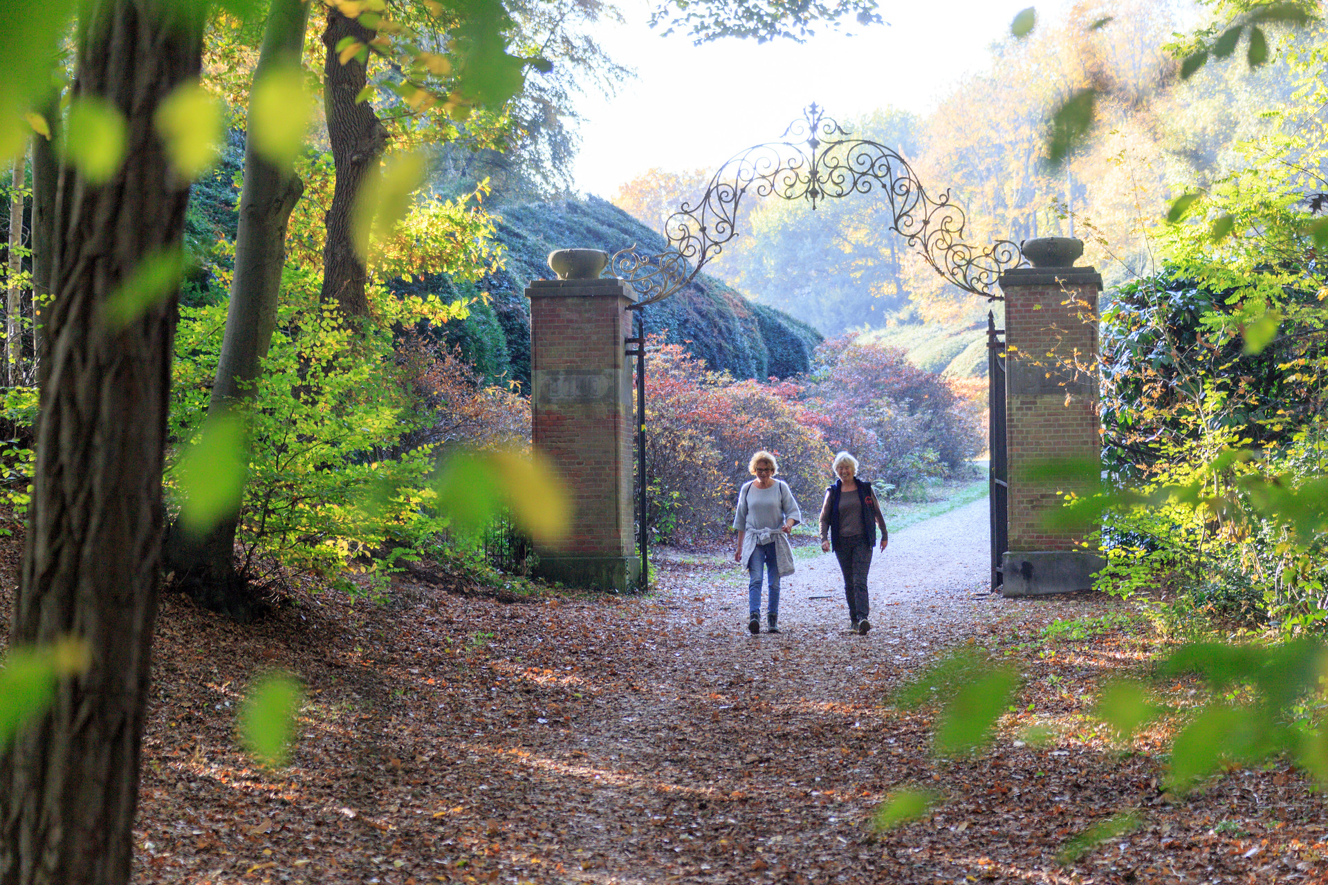 Twee vrouwen wandelend bij Landgoed Duno