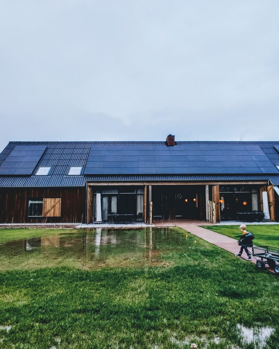 Spelend jongetje voor de Ecolodges van 't Lennepserf op het platteland in Veessen.