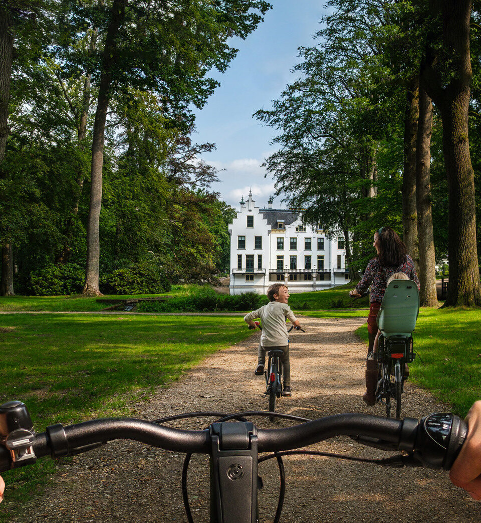 Fietsers bij Landgoed Staverden