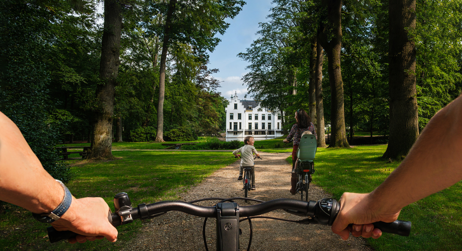 Fietsers bij Landgoed Staverden