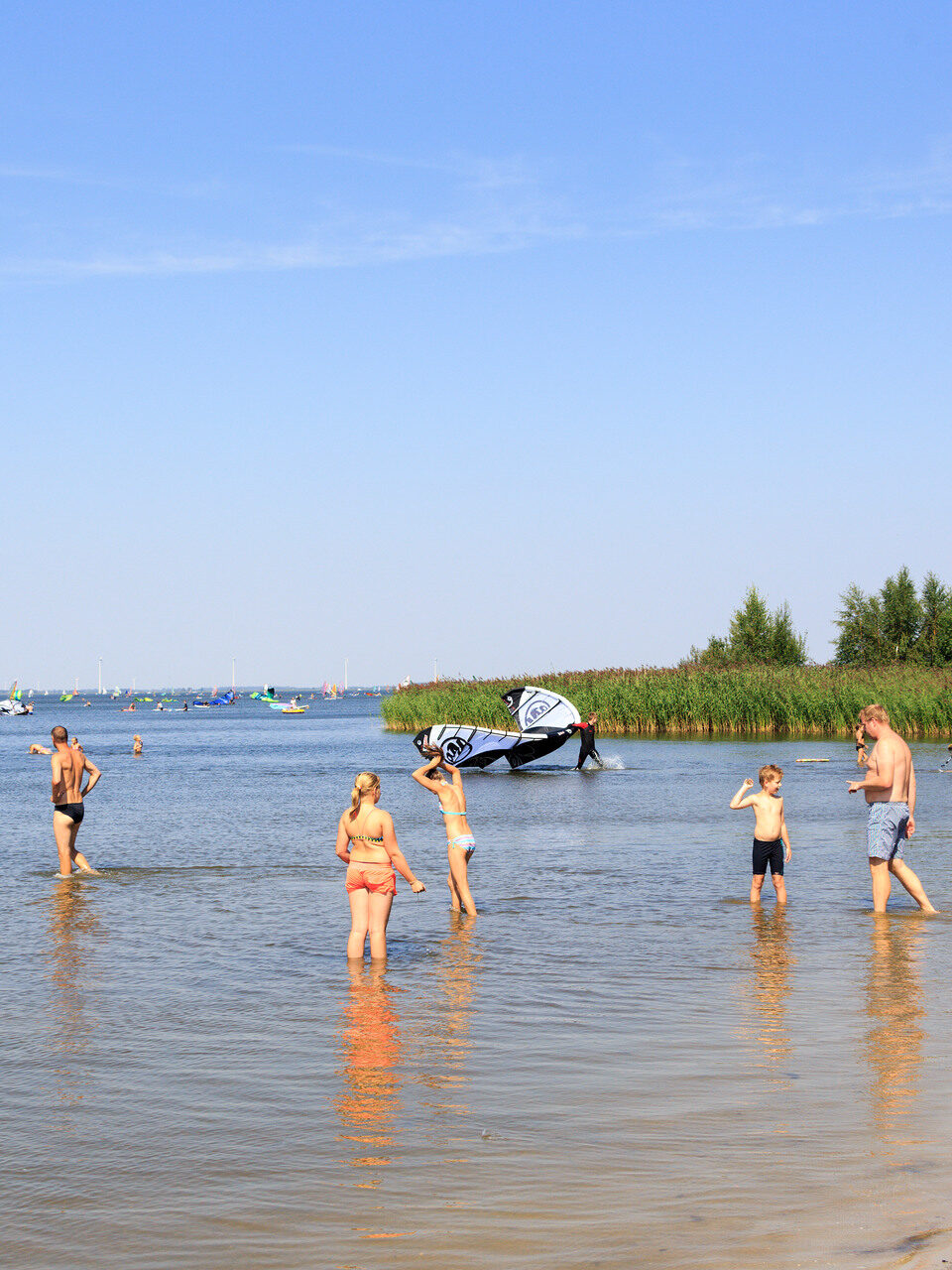 Een groep mensen aan het recreëren bij Veluwe aan Zee in Ermelo