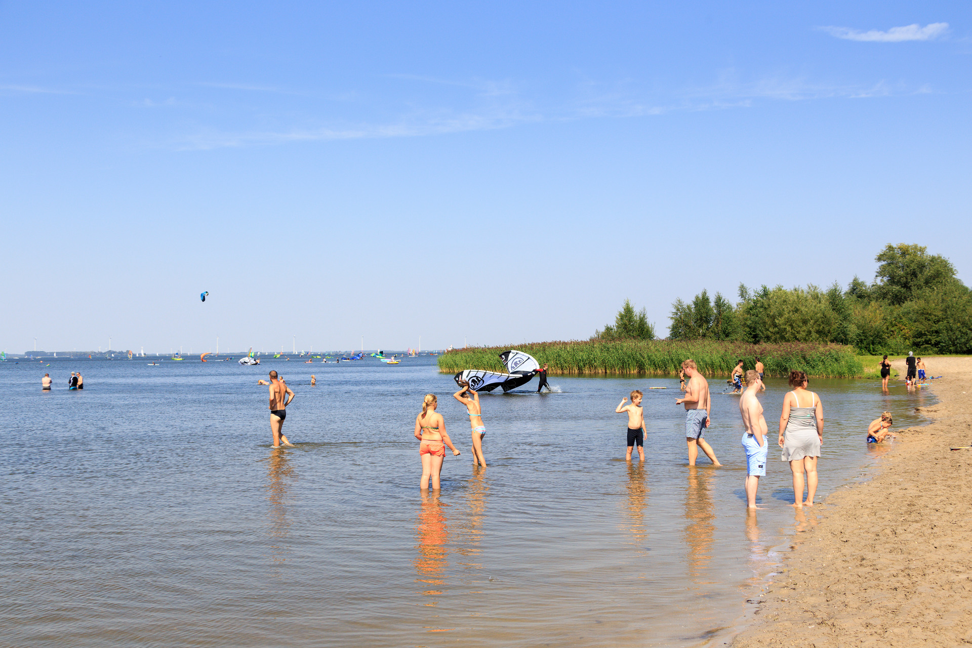 Een groep mensen aan het recreëren op Strand Horst in Ermelo