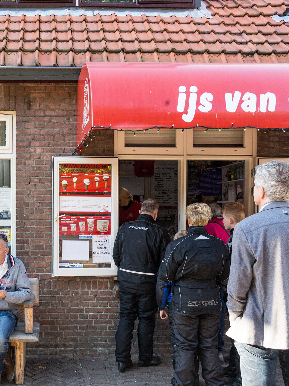 Mensen staan in de rij voor een ijsje van IJs van Co in Hoenderloo