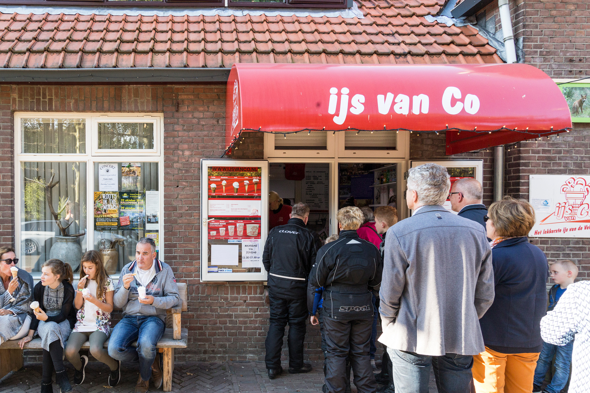 Mensen staan in de rij voor een ijsje van IJs van Co in Hoenderloo