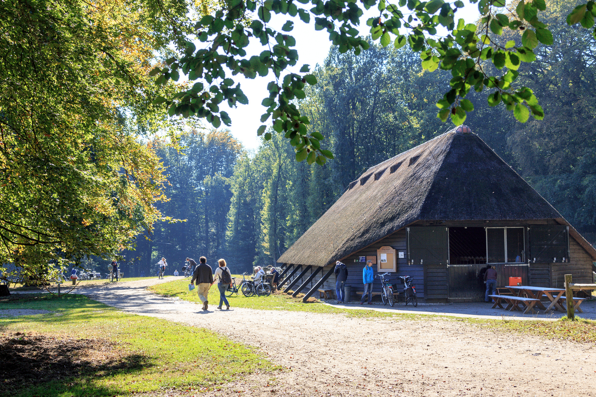 Mensen die aan het wandelen zijn en langs Schaapskooi Hoog Buurlo komen