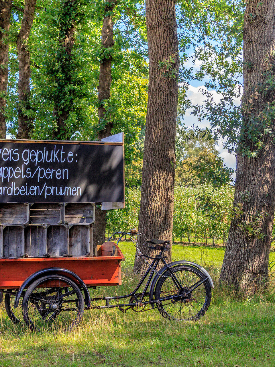 Kar met bord over streekproducten.