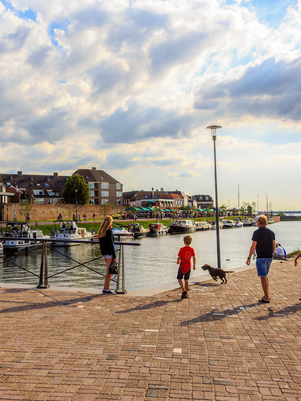 Een familie aan het wandelen langs de haven van Hanzestad Harderwijk