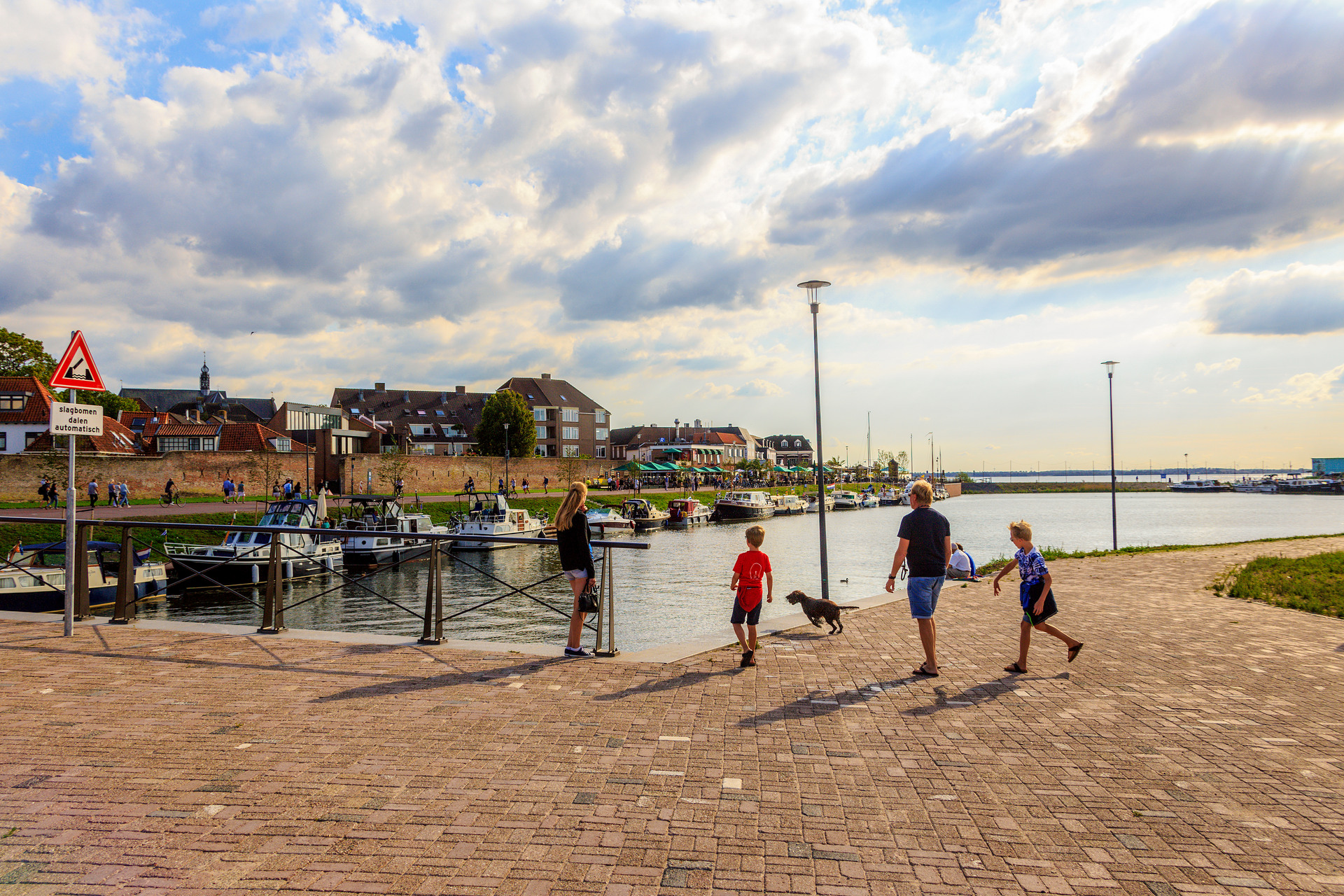 Een familie aan het wandelen langs de haven van Hanzestad Harderwijk