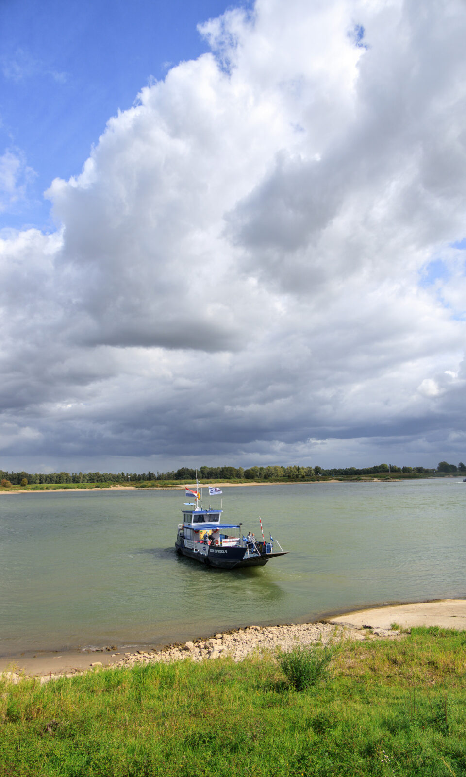 Veerpontje dat de rivier oversteekt