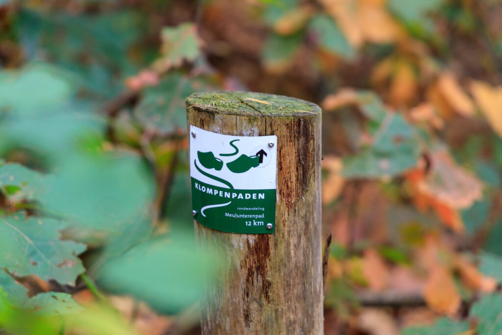 Paaltje van een Klompenpad in het bos. 